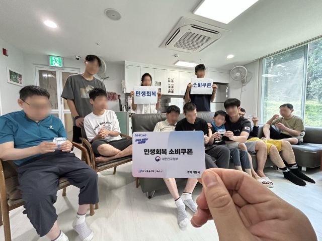 경기도가 지난 7월21일부터 민생회복 소비쿠폰 신청에 어려움을 겪는 도민을 대상으로 ‘찾아가는 신청’을 운영한 결과 총 2만7천98건(8월29일 기준)을 지원했다. 사진은 경기도의 ‘찾아가는 신청’ 현장 모습. 경기도 제공