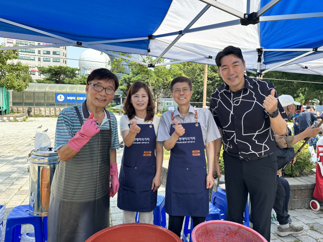 인천시의회 이명규 의원(국민의힘·부평구1)이 최근 부평역 광장에서 ‘부평구상인연합회와 함께하는 사랑의 팥빙수 Day’ 무료 나눔 봉사를 하고 있다. 인천시의회 제공