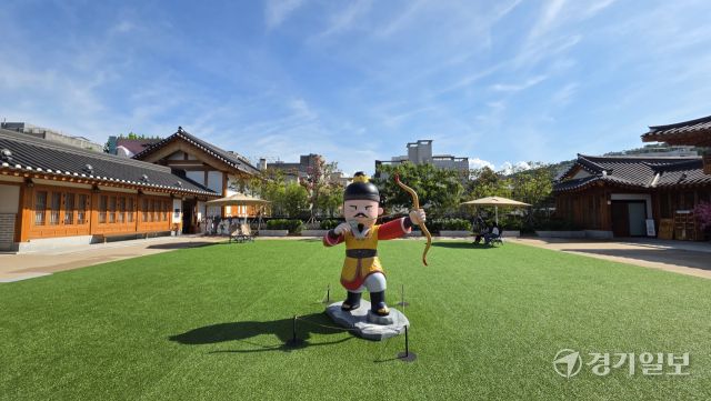 정조테마공연장 1층의 어울마당 전경. 이곳에선 다양한 전통놀이체험, 야외공연, 시민을 위한 휴게공간 등이 제공된다. 이나경기자