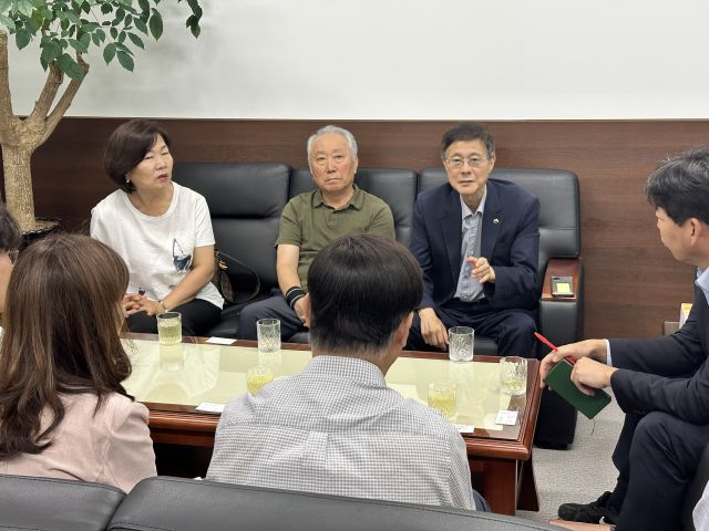 이명규 인천시의원(국민의힘·부평구1)이 부평2동 주민들의 ‘하늘수 무료 나눔 봉사’ 중단 문제와 관련, 인천시설공단에 문제 해결을 촉구하고 있다. 인천시의회 제공