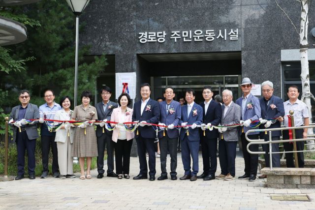 지난 30일 오후 의왕시 백운호수해링턴플레이스 4단지 아파트에서 열린 경로당 개소식에서 김성제 시장과 김학기 시의회의장, 이종훈 대한노인회 의왕시지회장, 엄창용 경로당회장, 도·시의원 등이 기념촬영을 하고 있다. 의왕시 제공