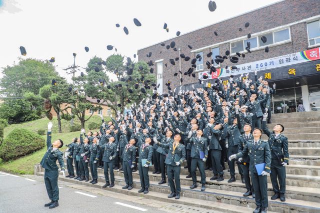 육군 특수전 학교는 지난 29일 특수전학교 백마대 체육관에서 특전부사관 141명의 임관식을 개최했다.(육군 특수전학교제공)