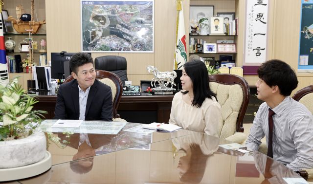 김정헌 중구청장(왼쪽 1번째)이 신규 입주기업 관계자들과 간담회를 하고 있다. 인천 중구 제공