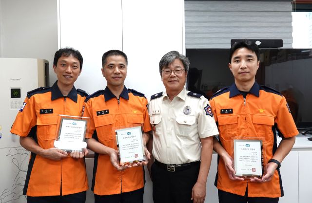 1일 용인소방서 백암119안전센터 원삼지역대에서 열린 ‘세이버(Saver)’ 인증서 수여식에서 (왼쪽부터) 이상무 소방장, 김성헌 소방위, 길영관 서장, 추헌태 소방사가 기념촬영을 하고 있다. 용인소방서 제공