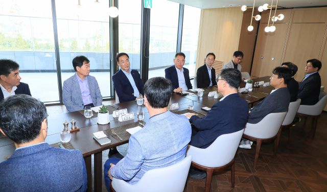 정장선 평택시장이 최근 삼성전자 평택캠퍼스 윤태양 부사장 등을 만나 반도체산업 현안과 협력 방안 등을 논의하고 있다. 평택시 제공