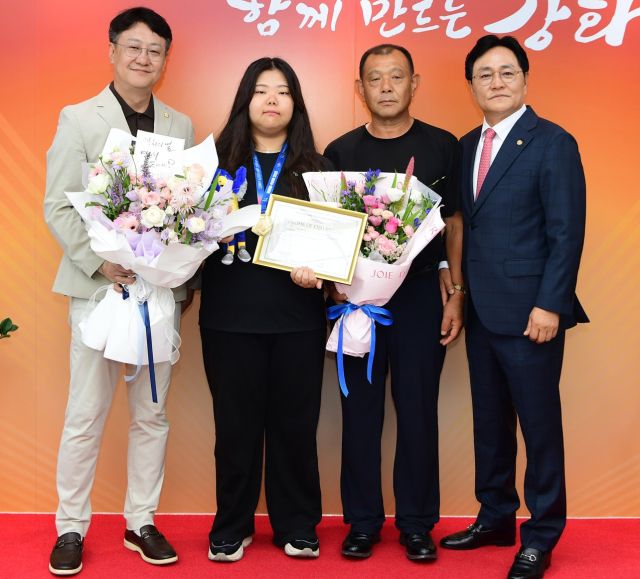 박용철 강화군수(오른쪽)와 한승희 강화군의회 의장(왼쪽)이 김수연 선수 부녀를 군청으로 초대해 축하의 인사를 전했다. 강화군 제공