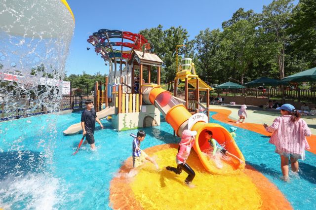 의왕시 청계동 소재 가막들공원 물놀이장에서 어린이들이 무더위를 시키며 즐거운 시간을 보내고 있다. 의왕시 제공