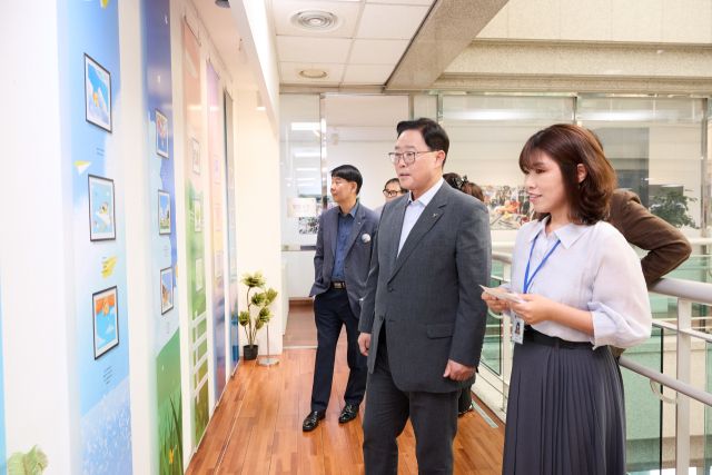 강수현 양주시장이 전시된 사진들을 관람하고 있다. 양주시 제공