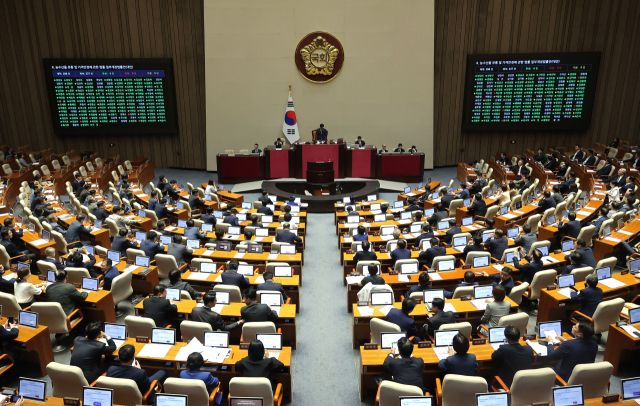4일 국회 본회의에서 농수산물 유통 및 가격안정에 관한 법률 일부개정법률안이 통과되고 있다. 연합뉴스