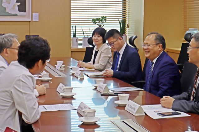 인하대병원, 임기시 인민병원 관계자들이 대화를 나누고 있다. 인하대병원 제공