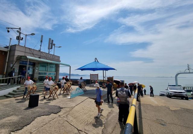 옹진문화원의 ‘우리 섬애(愛) 버스킹’ 사업 참여 동아리가 공연을 하고 있다. 옹진군 제공