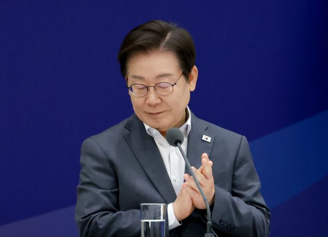 지난 1일 이재명 대통령이 용산 대통령실 청사에서 열린 전국 시도지사 간담회에서 대한민국시도지사협의회장인 유정복 인천광역시장의 발언 뒤 박수치고 있다. 연합뉴스
