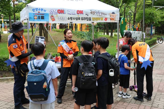안양 평촌초 인근에서 팝업스토어중인 소방관. 안양소방서 제공.