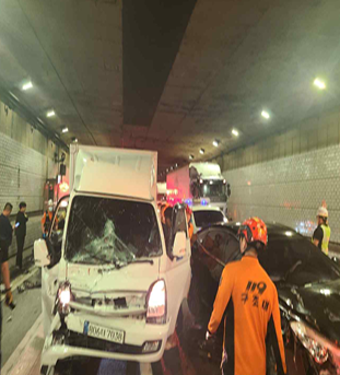 지난 4일 오전8시51분께 수도권제2순환고속도로 북항터널에서 6중 추돌 사고가 일어나 화물 포터가 찌그러졌다. 인천소방본부 제공