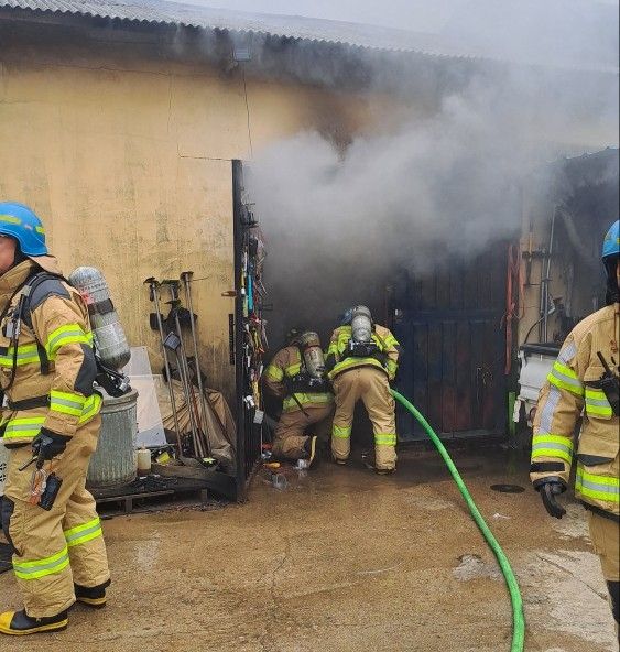 평택시 팽성읍 농기계 보관창고 화재현장. 평택소방서 제공