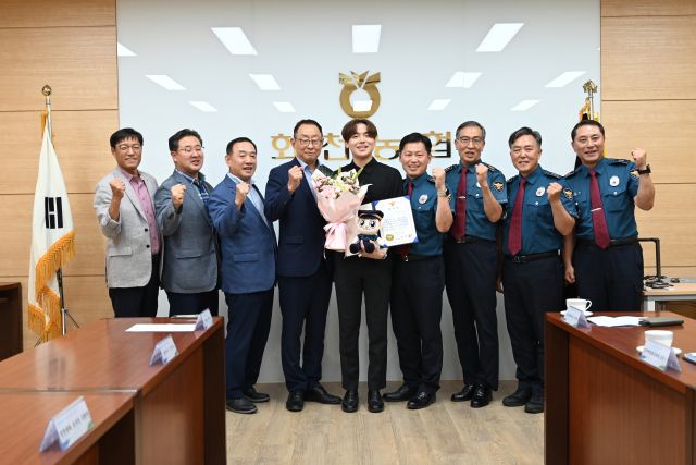 이기범 서장(오른쪽 네번째)과 박영서 회천농협 조합장(왼쪽 네번째) 등이 로맨스스캠 피해를 예방한 회천농협 직원과 함께 기념사진을 찍고 있다. 회천농협 제공