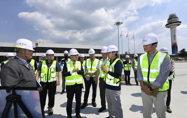 이정기 한국공항공사 사장 직무대행이 공항 건설공사 현장을 점검하고 있다. 공항공사 제공