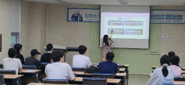 경기도는 ‘경계선지능 청년 일 역량강화 프로젝트 2기’ 참여자를 오는 15일 오후 6시까지 모집한다. 사진은 프로그램에 참여하고 있는 청년들의 모습. 경기도 제공