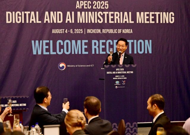 유정복 인천시장이 최근 연수구 경원재에서 열린 ‘APEC 2025 디지털 ·AI 장관회의 만찬’에서 건배사를 하고 있다. 인천시 제공