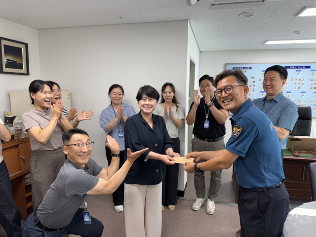 인천경찰청 직장협의회가 인천청 내 ‘함께 하고픈 멋진 리더’ 선정한 김정란 수사과장에게 커피상품권을 전달하고 있다. 인천청 직협 제공