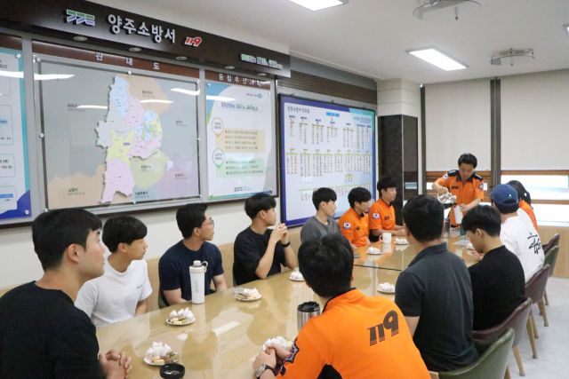 권선욱 서장이 직접 내린 커피를 나눠주며 신입 직원들과 대화를 나누고 있다. 양주소방서 제공