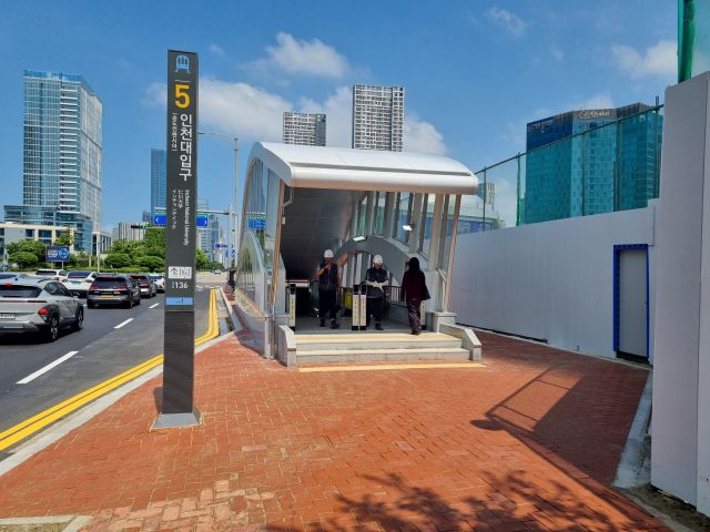 시민들이 인천지하철 1호선 인천대입구역 5번 출구를 이용하고 있다. 인천시 제공