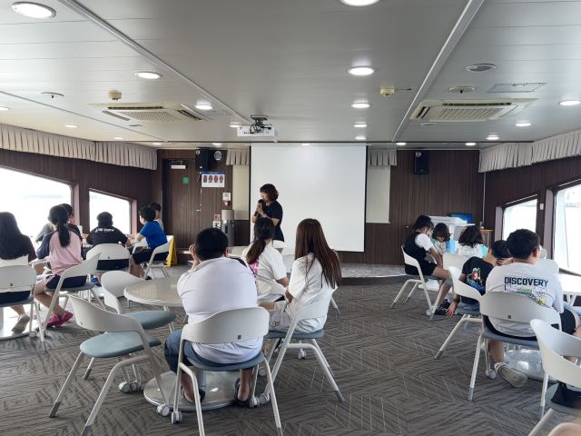 인천 동구지역 아동들이 IPA의 인천항 해상견학 프로그램에 참여해 설명을 듣고 있다. 인천항만공사 제공