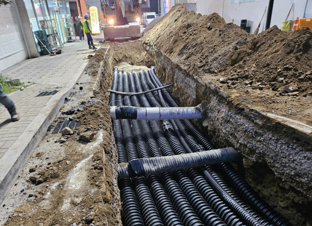 지난 7월 중순 이뤄진 고양 삼송 IT플랫폼센터 지중 송전전로 공사 모습. A빌딩 우수관에 검은색 테이프가 감겨 있다. 건축주 B씨 제공