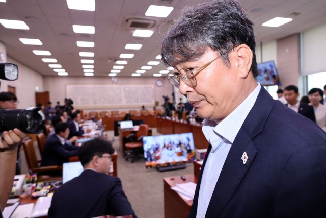 지난 1일 서울 여의도 국회에서 방송 3법, 노란봉투법, 상법 등 을 심의, 의결하기 위해 열린 법제사법위원회 전체회의가 정회 되자 이춘석 위원장이 자리를 나서고 있다. 연합뉴스