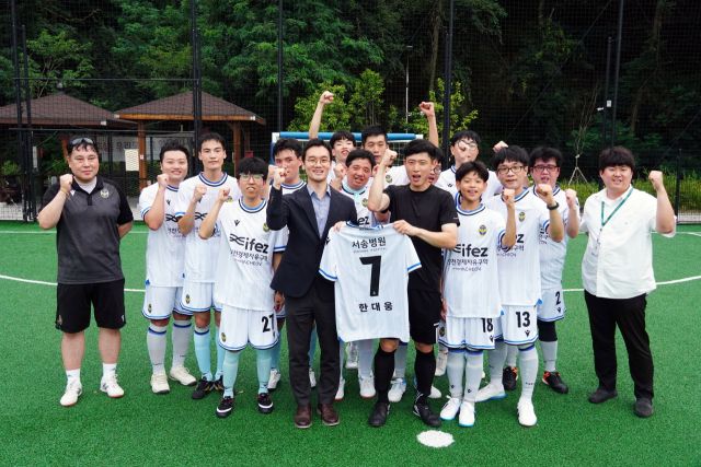 김하성 서송병원 진료부원장과 핸인핸부평 풋살팀 선수들이 기념 사진을 찍고 있다. 서송병원 제공