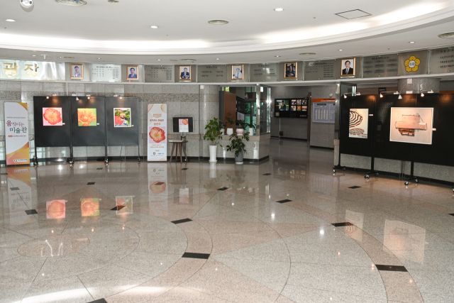 화성특례시의회 1층 로비에서 열리는 윤은주 작가의 ‘자연 속의 커피 한 잔’ 전시회 작품 이미지. 화성특례시의회 제공