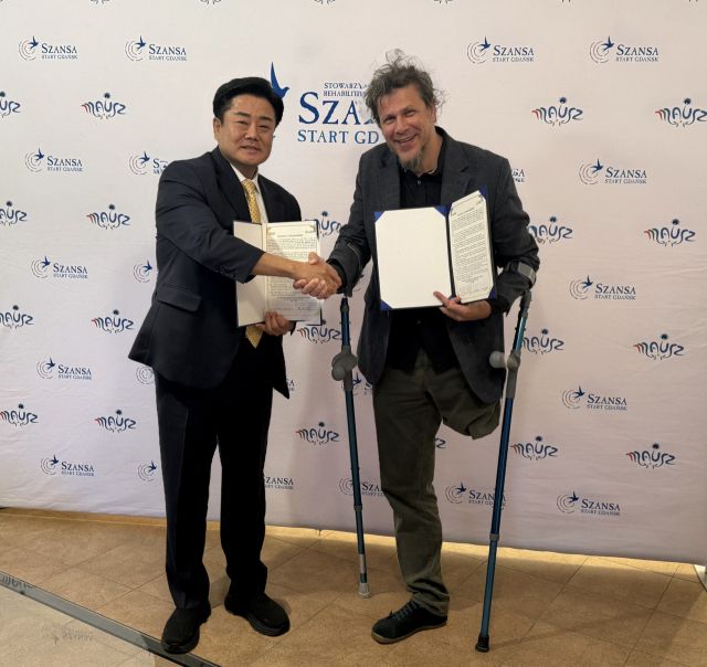 지난 4일(현지시간) 백경열 경기도체육회 사무처장(왼쪽)과 우카시 셰리가 PZSN ‘Start’ 회장이 업무협약 후 손을 맞잡고 있다. 도장애인체육회 제공