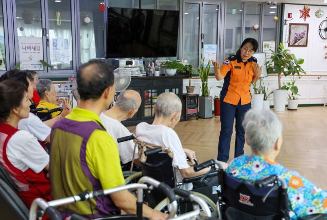 의왕소방서는 국민건강보험공단과 함께 내손동 소재 노인복지시설에서 합동 안전컨설팅을 실시했다. 의왕소방서 제공