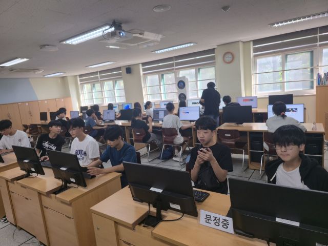 최근 이현중학교에서 진행된 여름방학 인공지능 캠프에서 학생들이 ‘앱인벤터’ 수업에 참여하고 있다. 이현중학교 제공