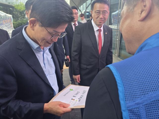 6일 오후 경기도의회를 찾은 김문수 국민의힘 당 대표 후보가 공무원 노동조합을호부터 도의회 국민의힘 소속 양우식 운영위원장에 대한 조치를 촉구하는 내용의 글을 전달받고 있다. 김경희기자