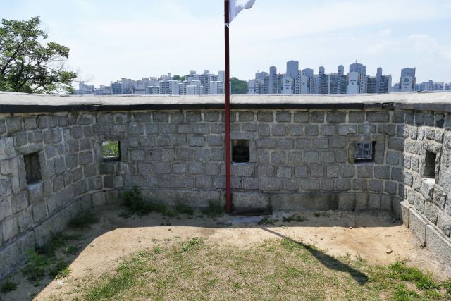 서1치 정면으로 숙지산이 보인다. 여장보다 높이가 높다. 이강웅 고건축전문가