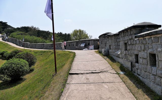서1치에서 남쪽을 보면 팔달산 능선 높이가 서1치 여장보다 높다. 이강웅 고건축전문가
