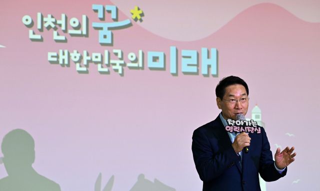 유정복 인천시장이 6일 계양도서관에서 열린 찾아가는 열린시장실에서 ‘대장홍대선 계양역 연장 및 청라 연장 요청’ 시민공감의견에 대해 답변하고 있다. 인천시 제공