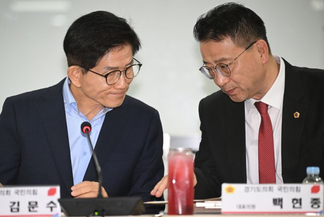 국민의힘 김문수 당대표 후보가 백현종 경기도의회 국민의힘 대표의원과 대화하고 있다.조주현기자
