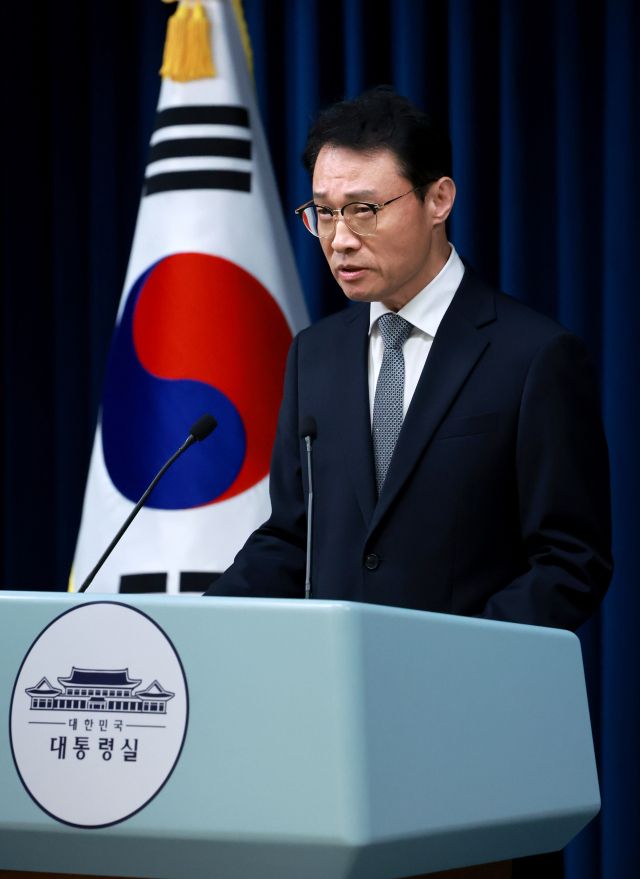 이규연 대통령실 홍보소통수석이 6일 서울 용산 대통령실 청사에서 방송법 관련 논평을 하고 있다. 연합뉴스