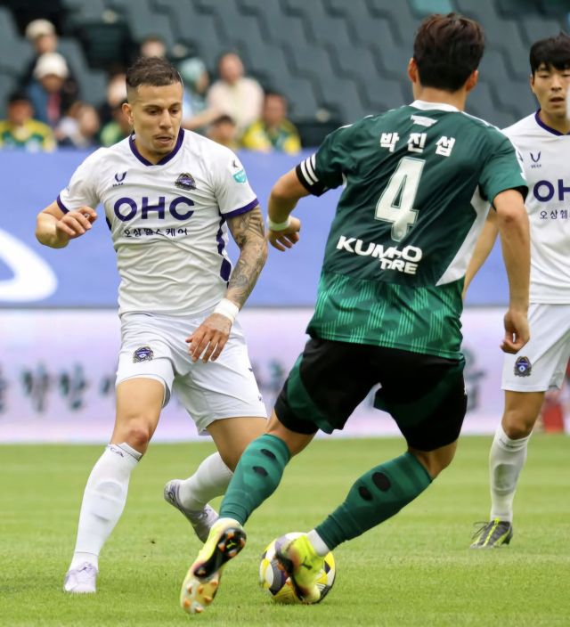 FC안양이 강등권 위기에 내몰린 가운데, 리그 선두 전북 현대와 25라운드 원정 경기서 반등을 노린다. 사진은 지난 14라운드서 맞대결을 펼친 양 팀의 경기 장면. FC안양 제공