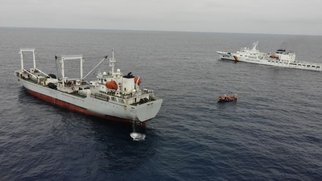 3601함이 북태평양 공해상에서 조업중인 외국어선을 대상으로 승선검색을 하고 있다. 해양경찰청 제공