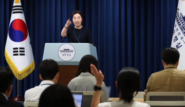 강유정 대변인이 6일 용산 대통령실 기자회견장에서 이재명 대통령 지시사항 브리핑 후 질문을 받고 있다. 연합뉴스