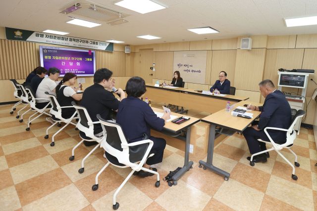 광명시의회 의원 연구단체인 ‘광명시 자립준비청년 정책 연구회’가 6일 시의회 운영위원회 회의실에서 자립준비청년 지원 정책의 현실적인 대안 마련을 위한 간담회를 진행하고 있다. 광명시의회 제공
