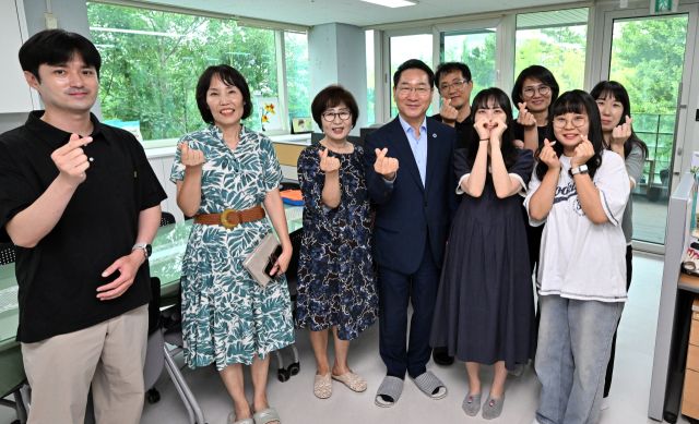 유정복 인천시장이 6일 인천 연수구 장애인 거주시설 동심원을 찾아 직원들을 격려하고 있다. 인천시 제공