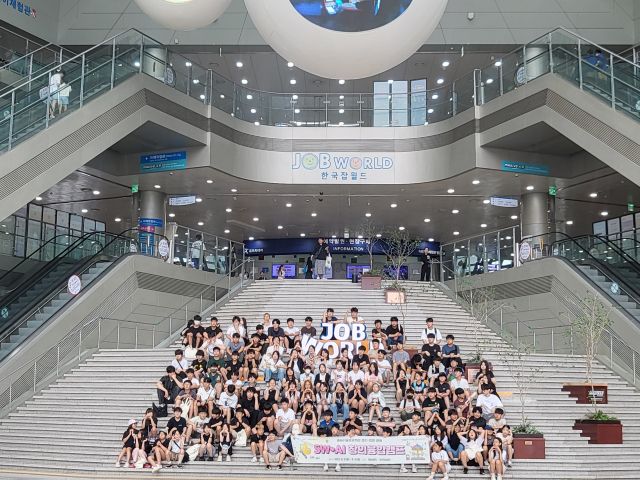 ‘SW·AI 창의융합캠프’에 참여한 학생들이 기념 사진을 찍고 있다. 인천대학교 제공