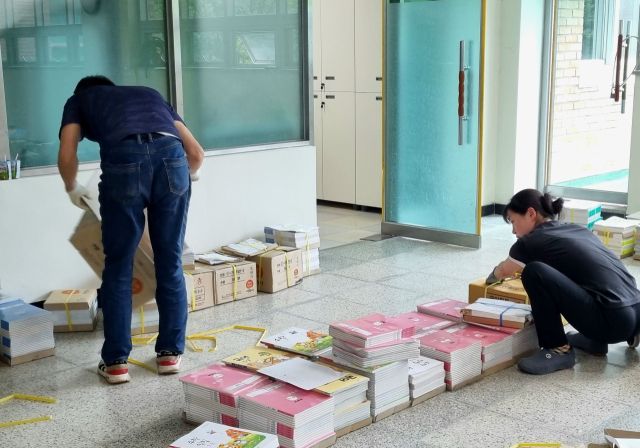 안양과천교육지원청이 교과용도서 배부 지원으로 학교 현장 업무를 경감하고 있다. 안양과천교육지원청 제공
