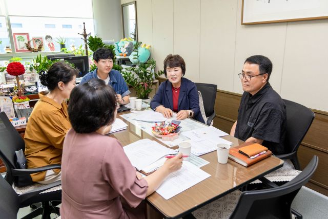 5일 진행된 경로당 운영 지원 논의 간담회에서 김상수 의원과 대한노인회 용인시 처인, 기흥, 수지구지회 관계자들이 의견을 나누고 있다. 김 의원실 제공