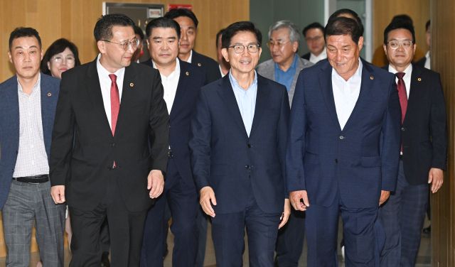 국민의힘 김문수 당대표 후보가 백현종 도의회 국민의힘 대표의원, 김규창 부의장과 함께 6일 오후 도의회 당대표 후보 초청 간담회장으로 들어서고 있다.조주현기자