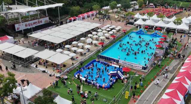 지난 2024년 인천 연수구 송도달빛공원에서 개막한 신(新) 송도해변축제에서 시민들이 물놀이 등을 즐기고 있다. 조병석기자